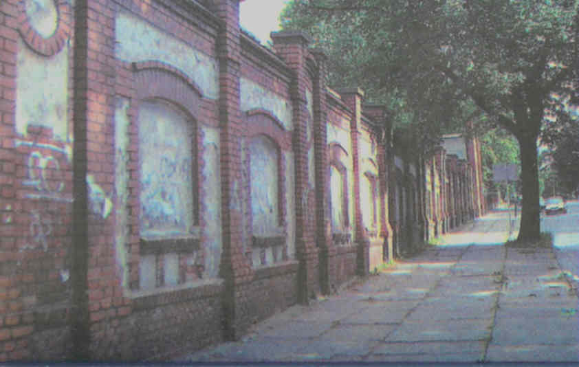 Neogotycki mur zajezdni przy ul.P.Skargi - wspomnienie końskiej epoki. Foto Janusz Ławrynowicz