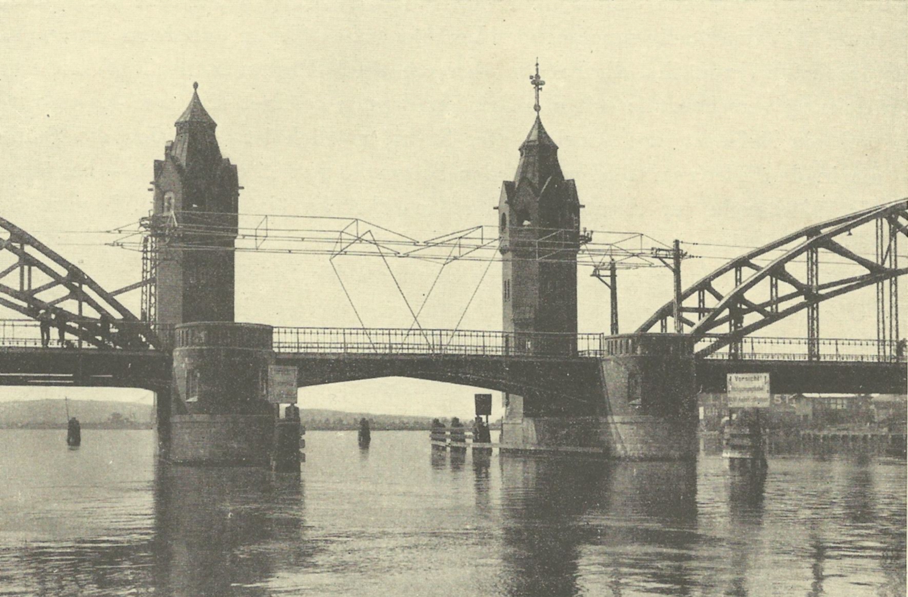 zdjęcie z książki - 50 Jahre Stettiner Strassenbahn 1879-1929 - Most Cłowy z trakcją napowietrzną