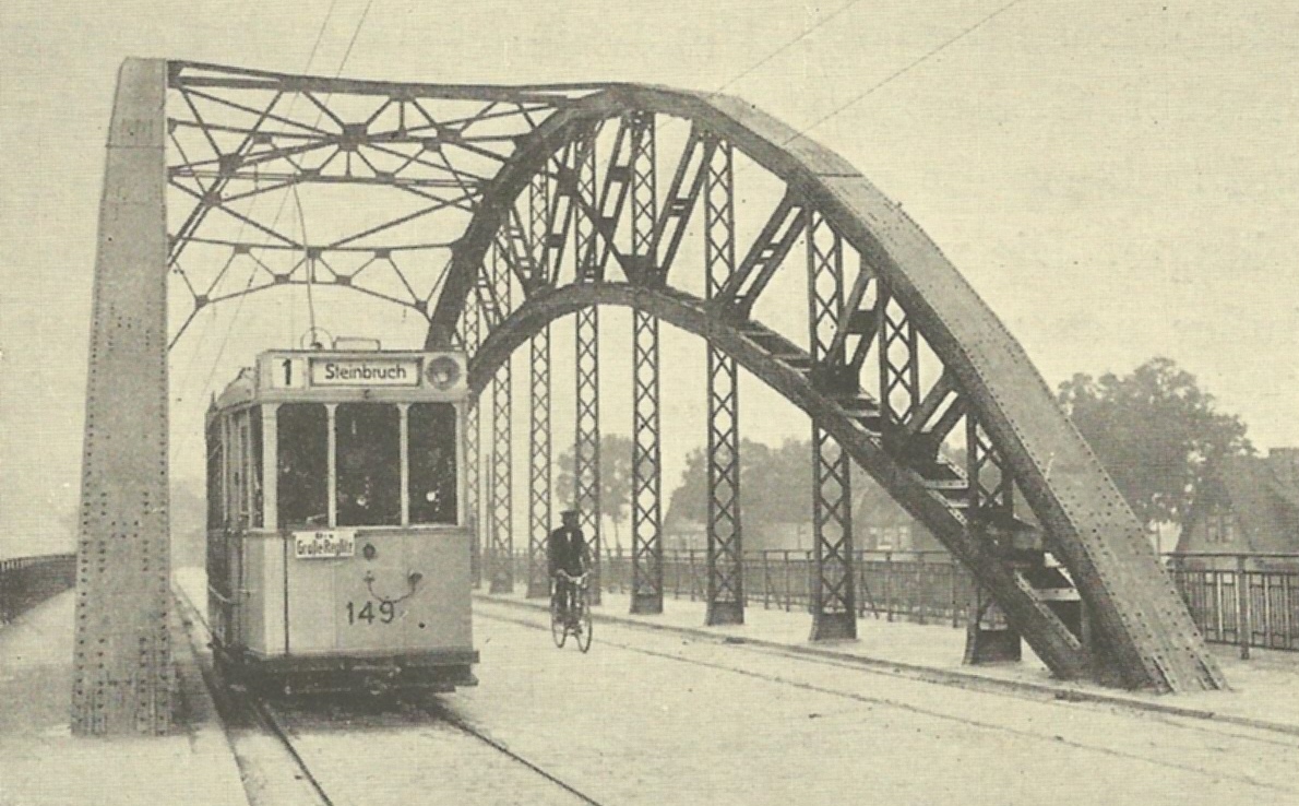 zdjęcie z książki - 50 Jahre Stettiner Strassenbahn 1879-1929 - most na małej Regalicy - nieistnieje - wóz 149 silnikowy Bremen