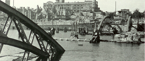foto: autor nieznany, widok od strony Łasztowni na zniszczony Most Kłodny (Baumbrücke)