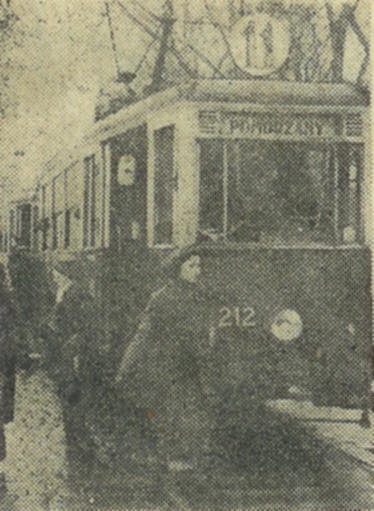 foto: Głos Szczeciński nr 286 z dnia 16 grudnia 1976, Na nowej linii 11 zaczęły kursować pierwsze tramwaje. 11 jeździ z Pomorzan ulicą Matejku, do stoczni