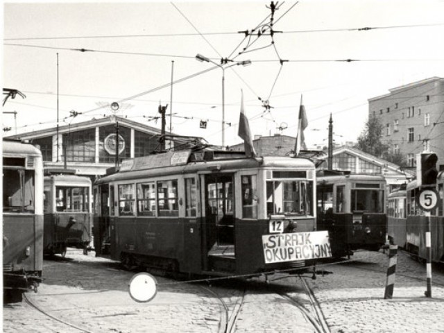 Foto: IPN Szczecin, strajk okupacyjny sierpień 1988 roku, zajezdnia Niemierzyn