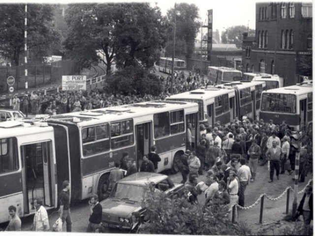 Foto: IPN Szczecin, strajk okupacyjny sierpień 1988 roku, przed bramą portu ulicy Bytomska