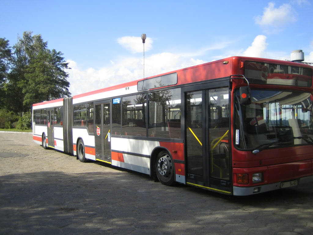 foto Janusz Światowy, Autobus MAN NG 272 na płycie postojowej zajezdni Klonowica