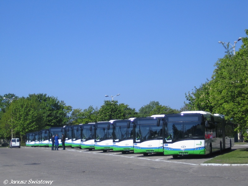  Foto: Janusz Światowy, 6.05.2011, nowe autobusy karnie stoją na placu