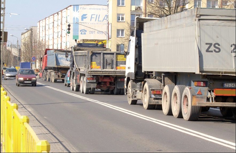 Ulica Emilii Gierczak w poudnie. Kilkutonowe pojazdy przejedaj gwn arteri dzielnicy, podnoszc kurz z jezdni, z trudnym do wytrzymania hukiem. Tak jest kilkakrotnie w cigu dnia. Foto: Jakub Jurcan